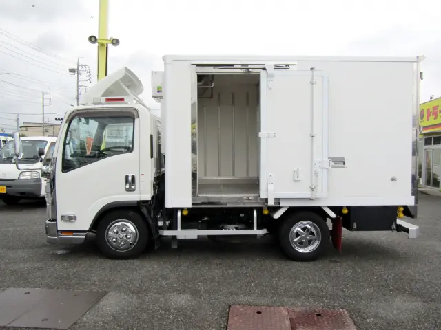 もちろんサイドドア付きですので荷物の積み降ろしもラクラク♪|いすゞ エルフ 2RG-NMR88AN(2WD)の写真4