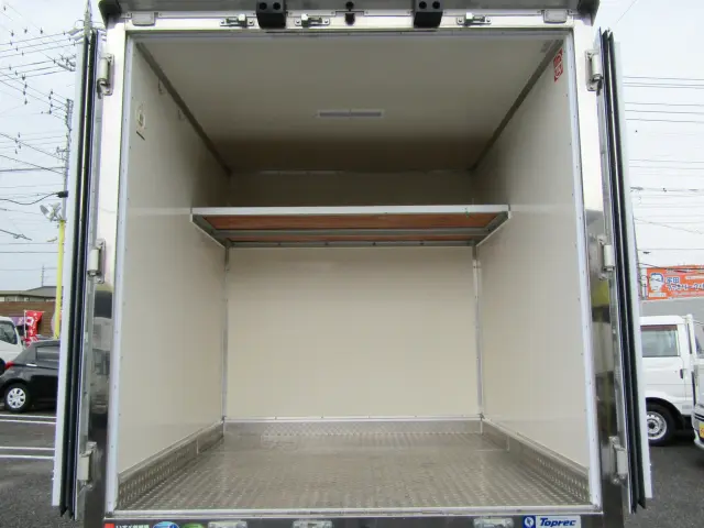 上部に収納棚を備えた常温の保管室です|いすゞ エルフ 2RG-NMR88AN(2WD)の写真8