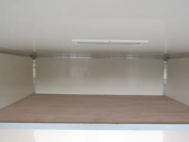 収納棚も十分なスペースを確保♪|いすゞ エルフ 2RG-NMR88AN(2WD)の写真9