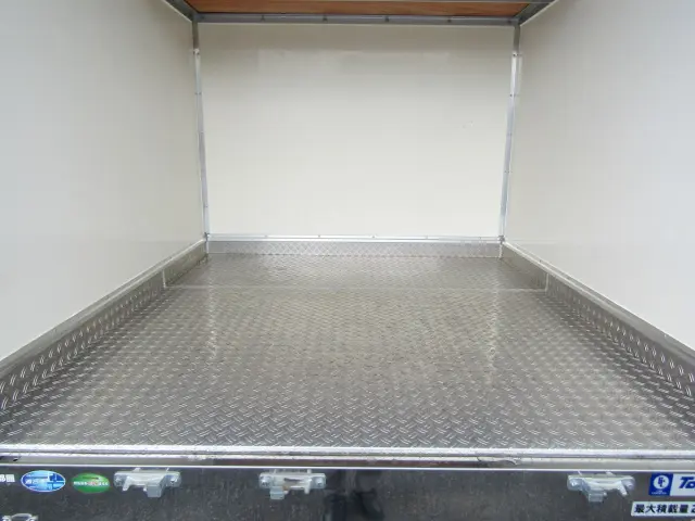 床面にはアルミ縞板を貼り付け済み☆水洗いもOKです！|いすゞ エルフ 2RG-NMR88AN(2WD)の写真10