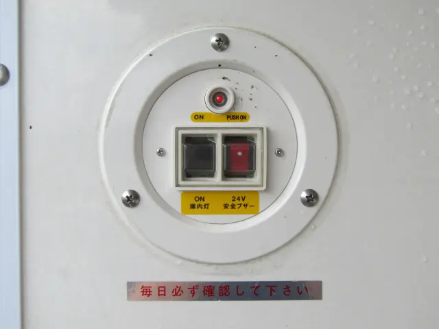 庫内灯＆非常ブザーも動作確認済み！|いすゞ エルフ 2RG-NMR88AN(2WD)の写真13