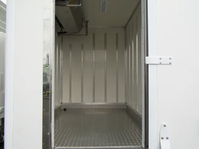 前室の低温冷凍庫はこんな感じ♪|いすゞ エルフ 2RG-NMR88AN(2WD)の写真14