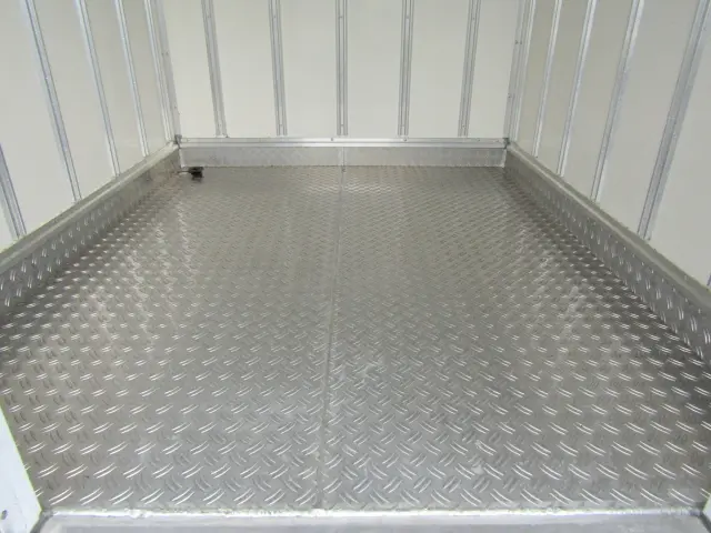コチラの床面にもアルミ縞板を貼り付け済み☆|いすゞ エルフ 2RG-NMR88AN(2WD)の写真16