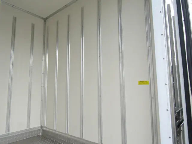 荷箱内面右側|いすゞ エルフ 2RG-NMR88AN(2WD)の写真18