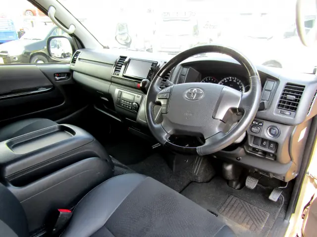 トヨタ ハイエースバン CBF-TRH200V(2WD)の写真16