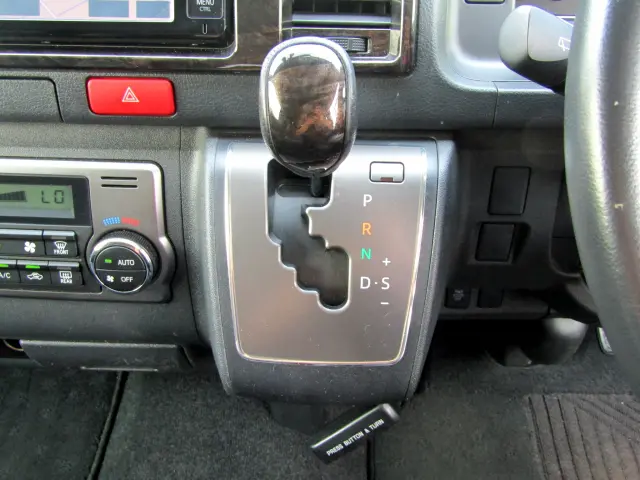 トヨタ ハイエースバン CBF-TRH200V(2WD)の写真20