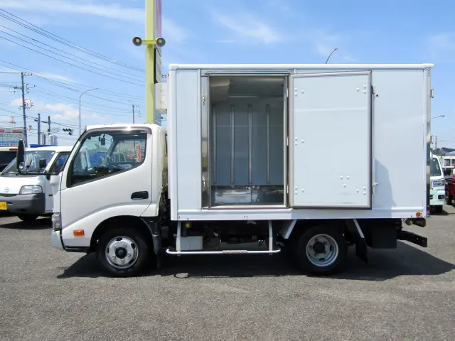 もちろんサイドドア付きですので荷物の積み降ろしもラクラク♪|トヨタ ダイナ 2RG-XZU605(2WD)の写真4
