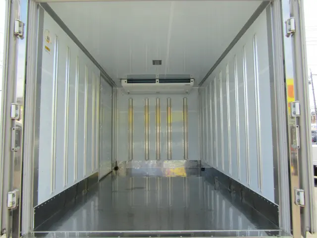 目立つキズや凹みもなく比較的キレイな状態を維持した庫内！|トヨタ ダイナ 2RG-XZU605(2WD)の写真8