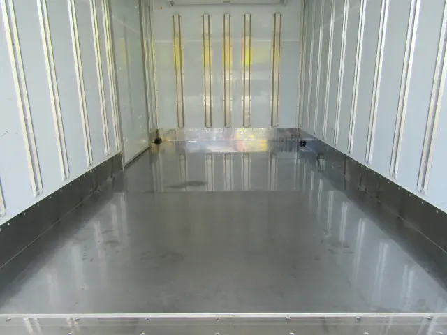 ステンレス床板貼りはのでサビや腐食の心配はナシ♪水洗いもOKです☆|トヨタ ダイナ 2RG-XZU605(2WD)の写真11