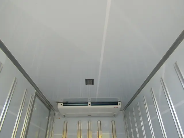 天井もピッカピカ！|トヨタ ダイナ 2RG-XZU605(2WD)の写真12