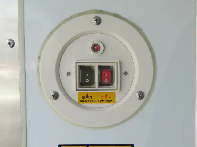 庫内灯＆非常ブザーも動作確認済みです♪|トヨタ ダイナ 2RG-XZU605(2WD)の写真15