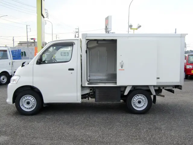 もちろんサイドドア付きですので荷物の積み降ろしもラクラク♪|マツダ ボンゴトラック 5BF-S403F(2WD)の写真4