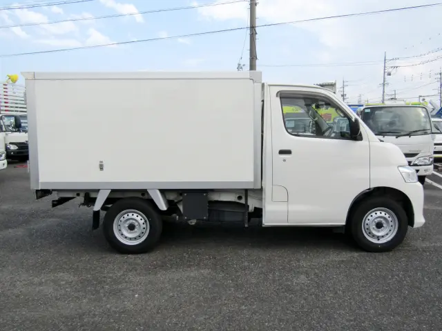 全長4.3mの小型トラックなので、市街地などの狭い道でもガンガン走って頂けます!!|マツダ ボンゴトラック 5BF-S403F(2WD)の写真5