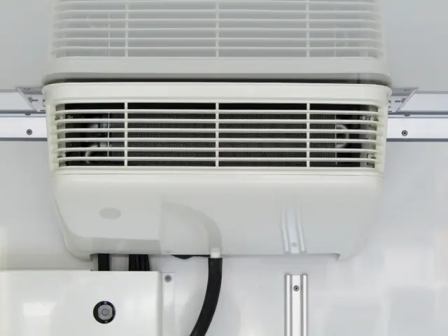 +3度を維持するDENSO製冷蔵機を設置♪生鮮品やお弁当の配達に便利ですよ☆|マツダ ボンゴトラック 5BF-S403F(2WD)の写真13