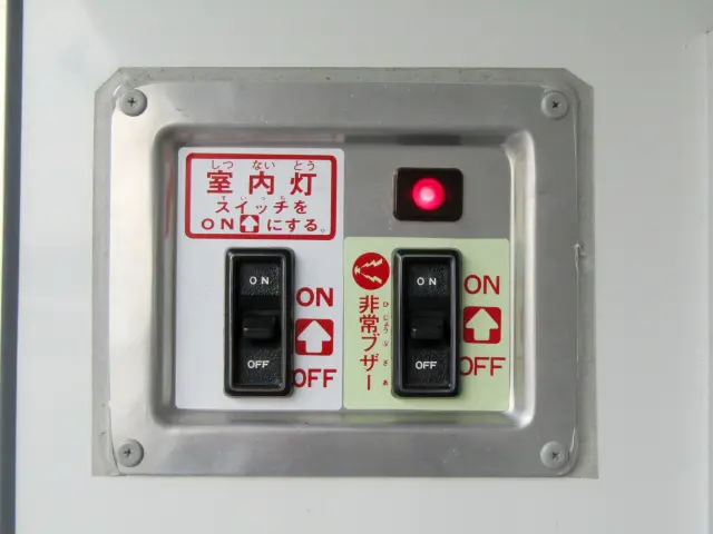 もちろん庫内灯&非常ブザーも完備♪|マツダ ボンゴトラック 5BF-S403F(2WD)の写真15