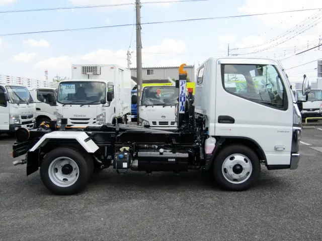 土砂、産業廃棄物、液体、一般貨物など、様々な種類のコンテナを運搬できる便利な1台!!|三菱 キャンター 2RG-FBAV0(2WD)の写真4