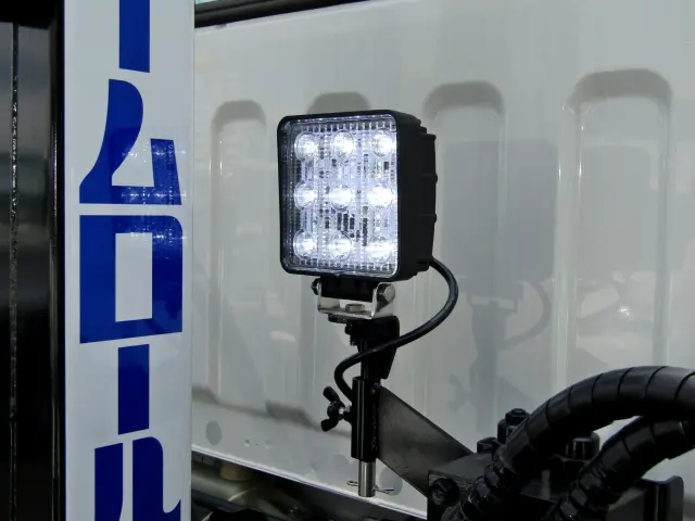 もちろん夜間や夕方の作業に活躍するLED照明も使えます☆|三菱 キャンター 2RG-FBAV0(2WD)の写真11