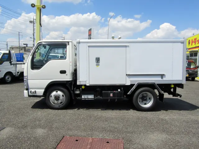 目立つキズや看板アトなどもなくキレイな状態を保ったおススメの1台☆|いすゞ エルフ 2RG-NHS88AN(4WD)の写真3