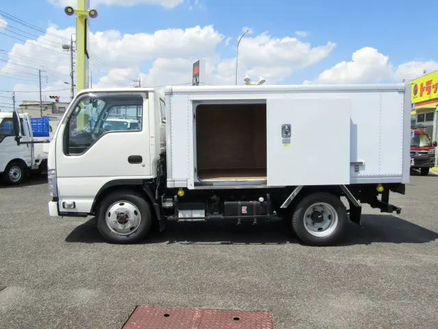 もちろんサイドドア付きですので荷物の積み降ろしもラクラク♪|いすゞ エルフ 2RG-NHS88AN(4WD)の写真4