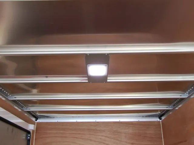 LED庫内灯付きなので夜間の作業もラクラクです☆|いすゞ エルフ 2RG-NHS88AN(4WD)の写真13