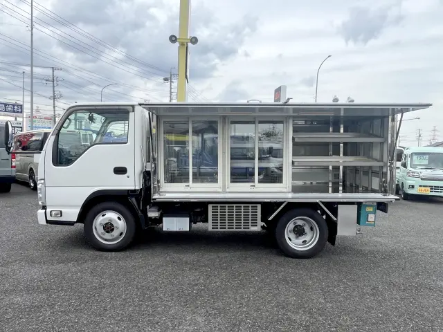 荷箱内にガラスショーケース付きの冷凍機を搭載！生鮮品やお弁当などを移動先で販売する事ができます♪|いすゞ エルフ TPG-NJS85AN(2WD)の写真4