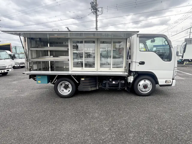 跳ね上げ扉が屋根の代わりになるので、雨の日でもゆっくりと商品を選んで頂く事ができますヨ☆|いすゞ エルフ TPG-NJS85AN(2WD)の写真6