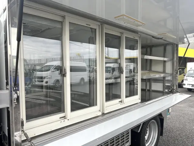 側面に装備した３段冷凍ガラスショーケース！お肉屋お魚など、低温保管が必要な商品を安全に運ぶことができます☆|いすゞ エルフ TPG-NJS85AN(2WD)の写真9