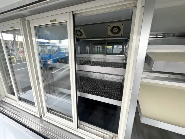 ガラス扉を開けて商品を取り出すことができます☆|いすゞ エルフ TPG-NJS85AN(2WD)の写真10