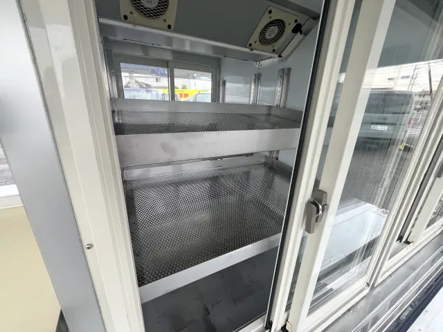 高さのある３段ショーケースなので多少大きな商品でも陳列が可能です！|いすゞ エルフ TPG-NJS85AN(2WD)の写真11