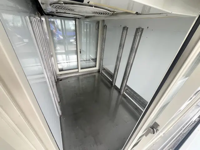 後方は大型の冷凍室を完備！！補充用の商品や大型の冷凍品を収納しておくことができます♪|いすゞ エルフ TPG-NJS85AN(2WD)の写真12