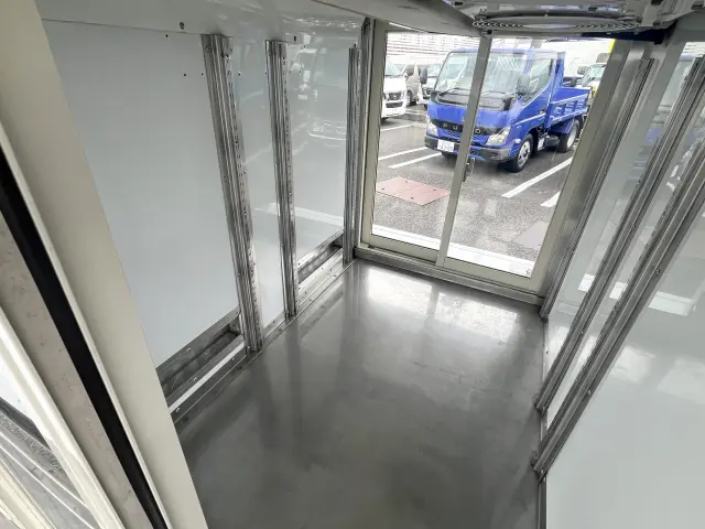 両側から取り出せるので便利ですネ♪|いすゞ エルフ TPG-NJS85AN(2WD)の写真13