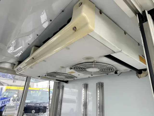 DENSO製の大型冷凍機を搭載！夏場でも安定した低温を維持することができます☆|いすゞ エルフ TPG-NJS85AN(2WD)の写真14