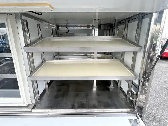 後部はオープンケース！温度管理の必要ないお菓子や日用品などを陳列・販売することができます♪|いすゞ エルフ TPG-NJS85AN(2WD)の写真17