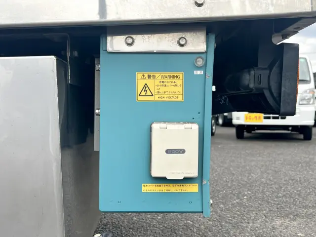 エンジン停止時でも冷凍機を動かせる「スタンバイ電源」付き！ココにケーブルを繋ぐことでエンジンをかけなくても冷凍庫を稼働させ続けることができます♪|いすゞ エルフ TPG-NJS85AN(2WD)の写真20