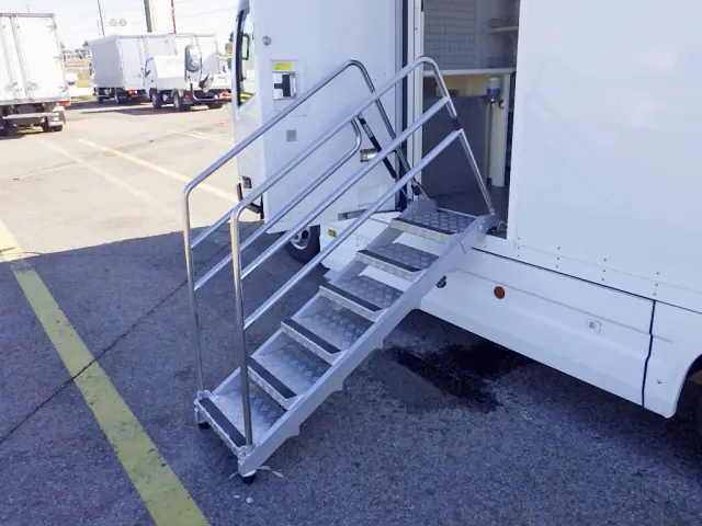 いすゞ エルフ TPG-NLR85AN(2WD)の写真10