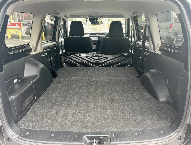 後席を倒すことで最長1800ｍｍのラゲッジスペースが出現！長尺の荷物でも問題なく運搬が可能です☆|トヨタ プロボックスバン 6AE-NHP160V(2WD)の写真8