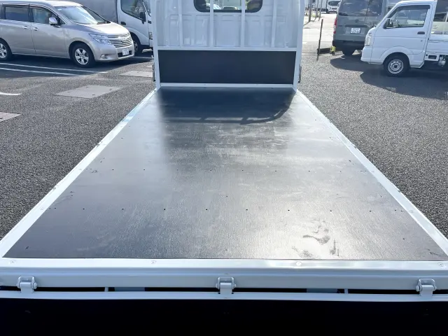 積み荷が滑りにくい木板貼りなので、荷物の落下も心配なし☆|マツダ タイタン TRG-LHR85A(2WD)の写真9