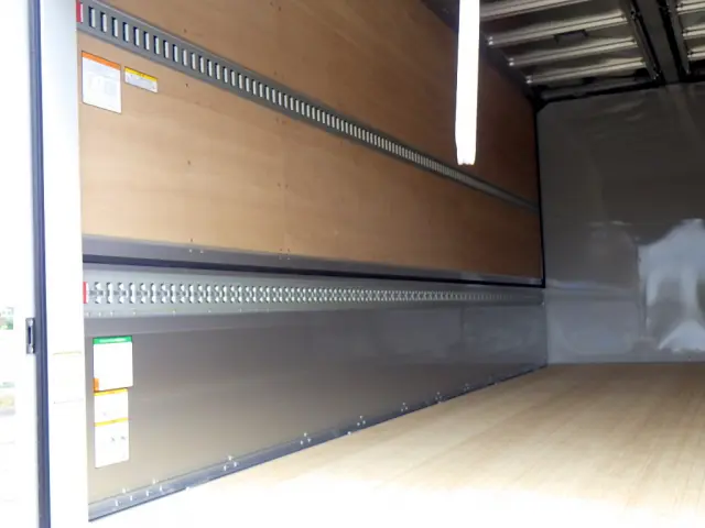 いすゞ フォワード 2RG-FRR90T4(2WD)の写真9