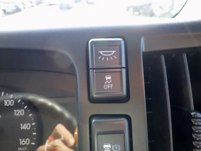 いすゞ エルフ 2RG-NMR88AR(2WD)の写真24