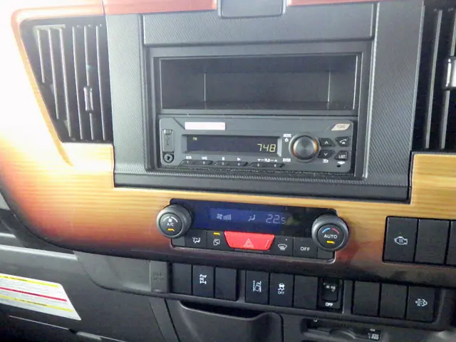 いすゞ エルフ 2RG-NJR88AM(2WD)の写真17