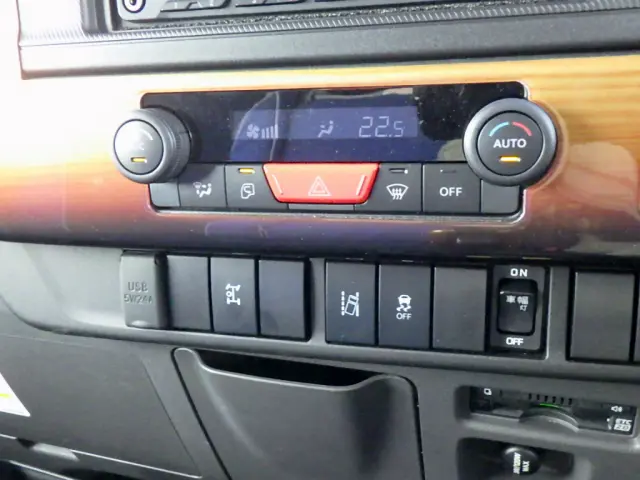 いすゞ エルフ 2RG-NJR88AM(2WD)の写真18