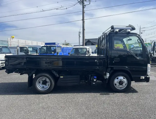 専用インテリアや豪華な装備が魅力のカスタムグレード!納車後に高い満足感を得られる1台です!|いすゞ エルフ 2RG-NJS88A(4WD)の写真4