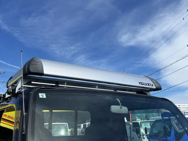純正のルーフラック付き♪普段は使わない荷台シートなどを積んでおくと便利ですよ!|いすゞ エルフ 2RG-NJS88A(4WD)の写真11