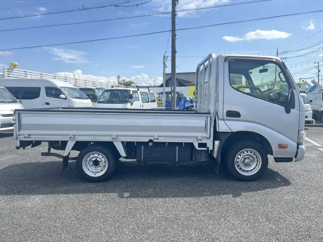 リアに小径タイヤを装着した低床設計！荷台の床が低いので荷物の積み降ろしもラクラク♪|トヨタ トヨエース ABF-TRY220(2WD)の写真3