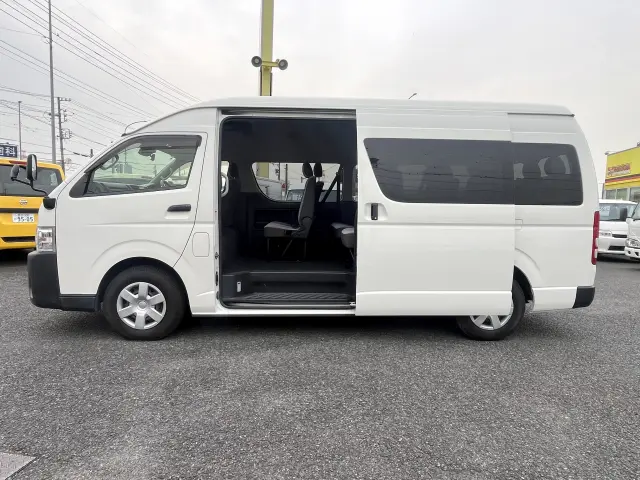 トヨタ ハイエースコミューター QDF-GDH223B(2WD)の写真4