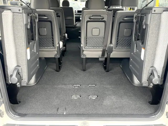 トヨタ ハイエースコミューター QDF-GDH223B(2WD)の写真9