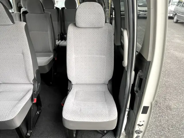 トヨタ ハイエースコミューター QDF-GDH223B(2WD)の写真15