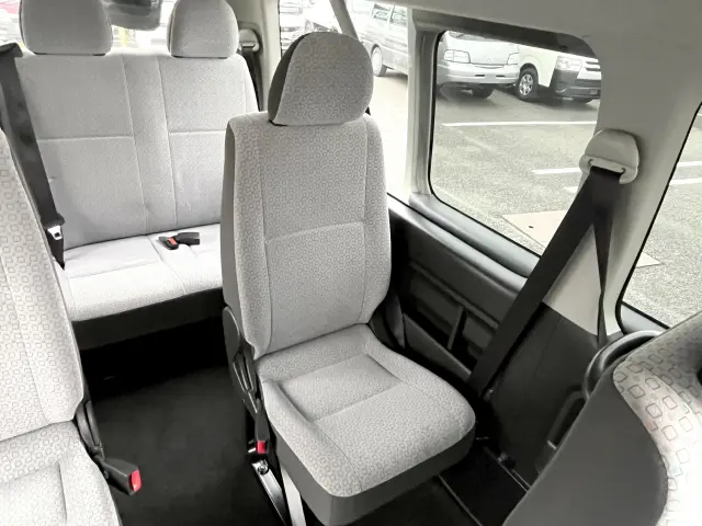 トヨタ ハイエースコミューター QDF-GDH223B(2WD)の写真16