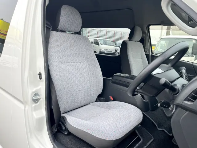 トヨタ ハイエースコミューター QDF-GDH223B(2WD)の写真21
