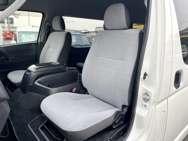 トヨタ ハイエースコミューター QDF-GDH223B(2WD)の写真22